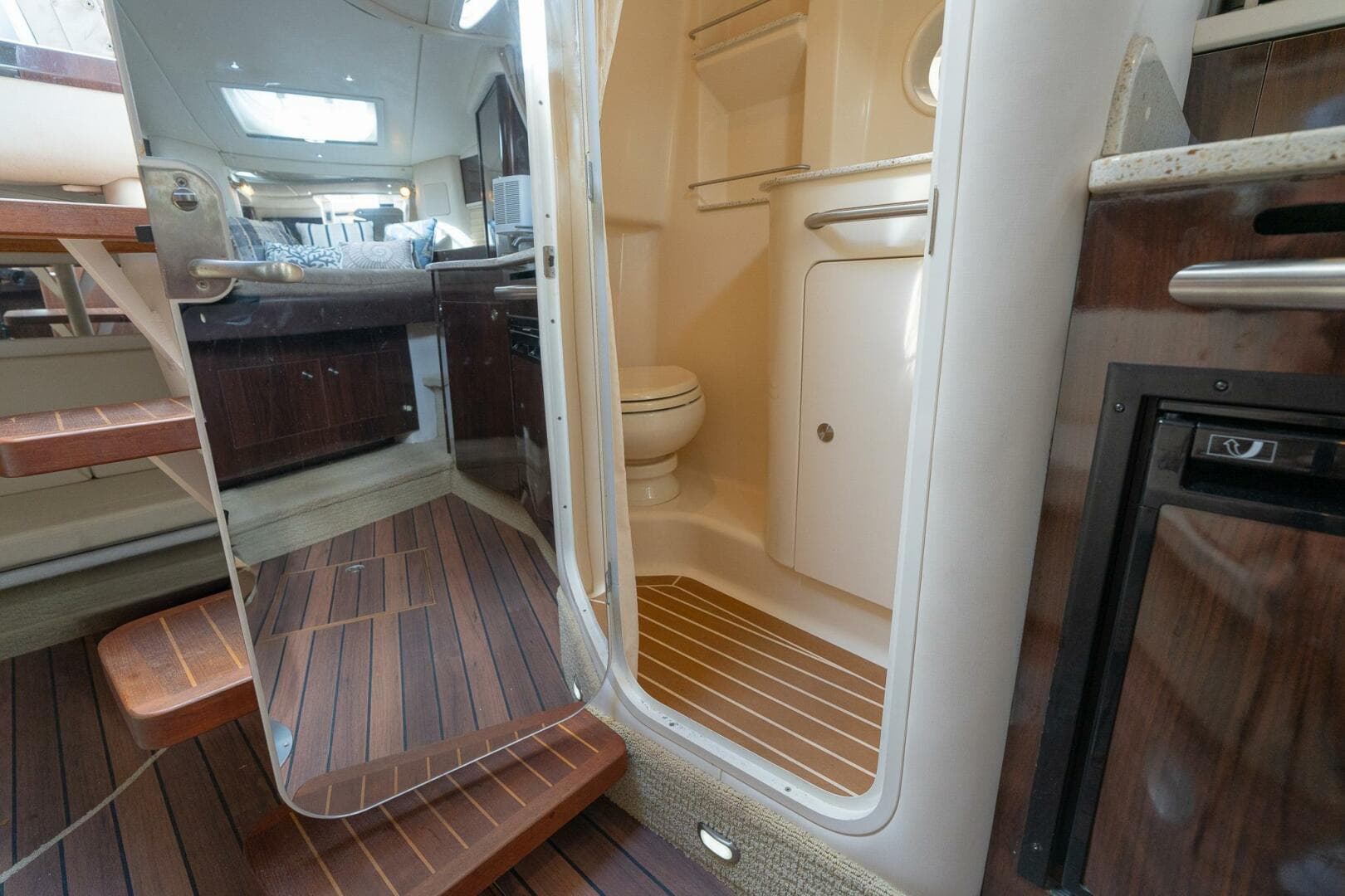 2016 Sea Ray 330 Sundancer