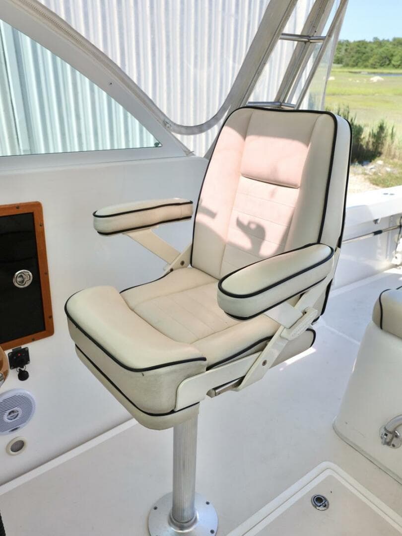 Helm Chair W Lifting Bolster