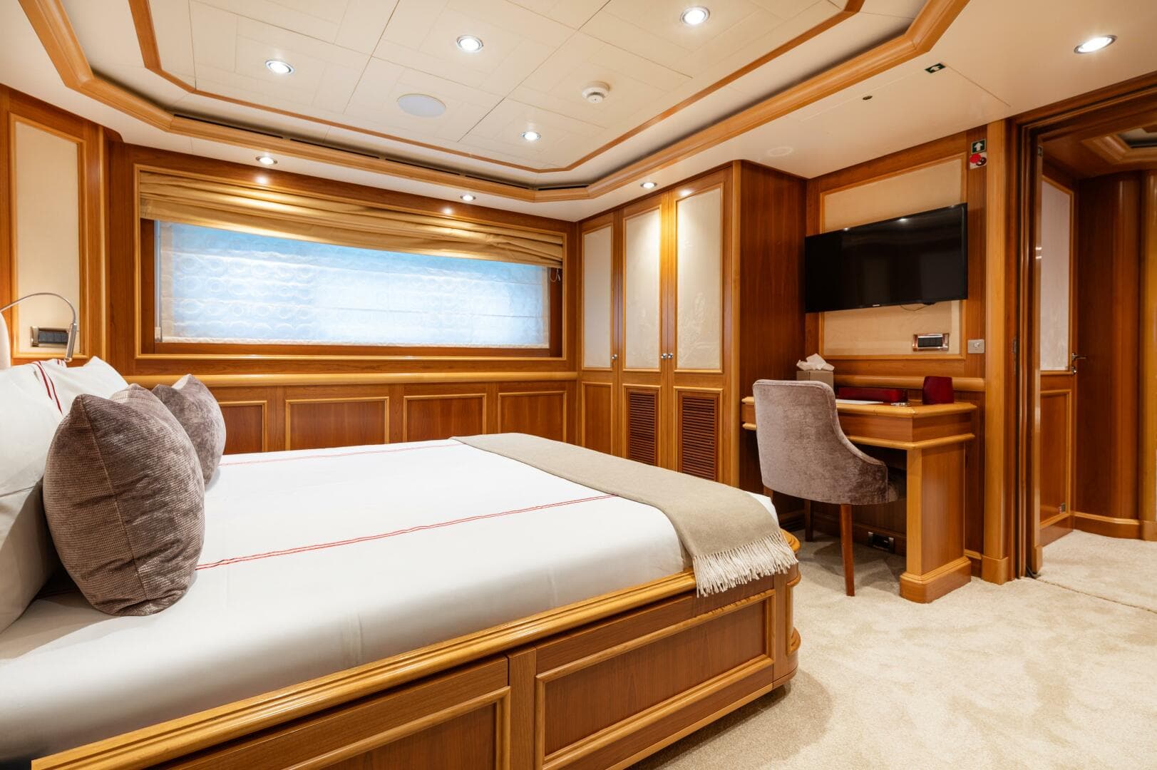 Port Aft Queen Guest Suite