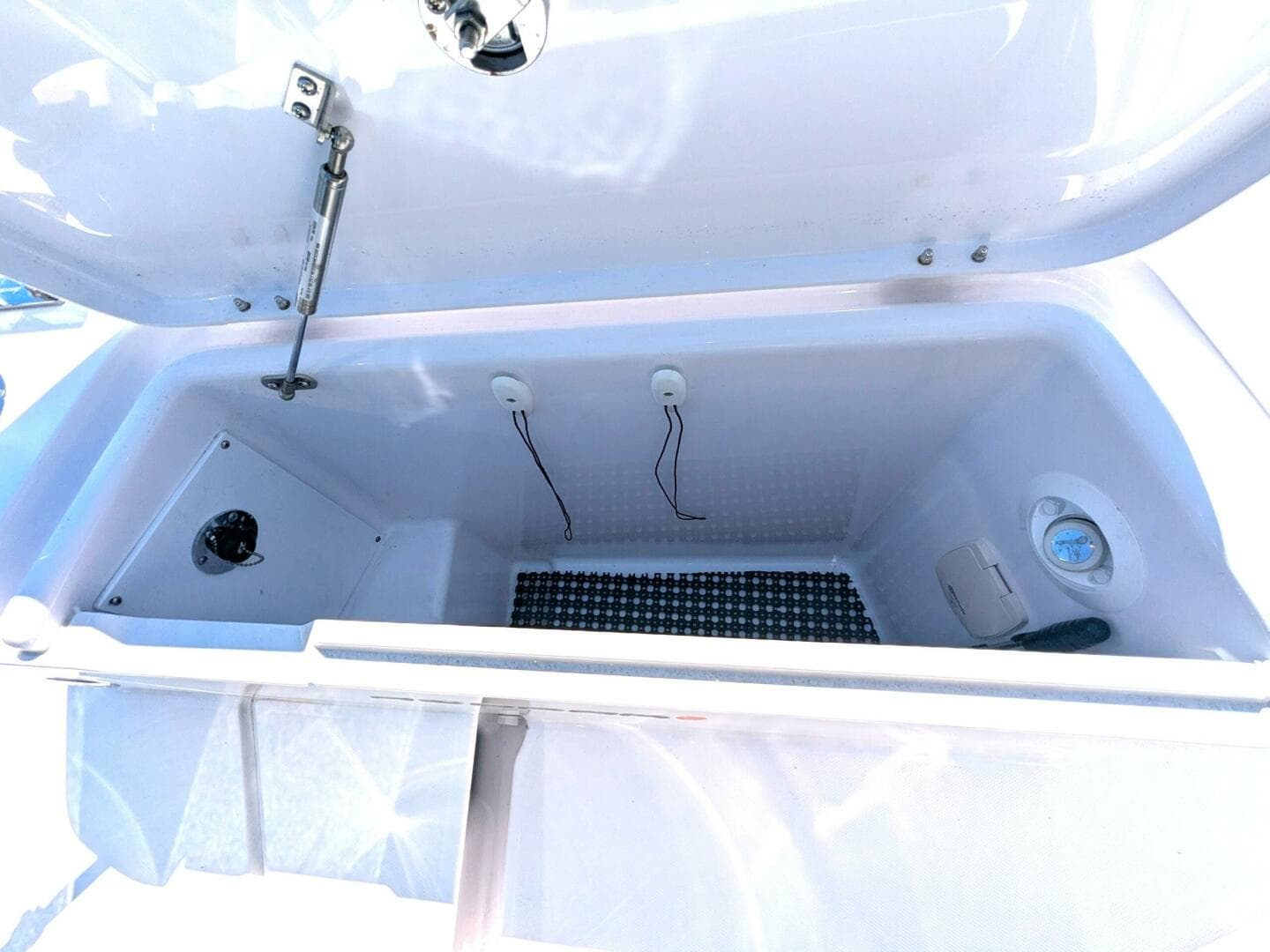 2024 Axopar 37 Cross Cabin with Bench Seat, V10s