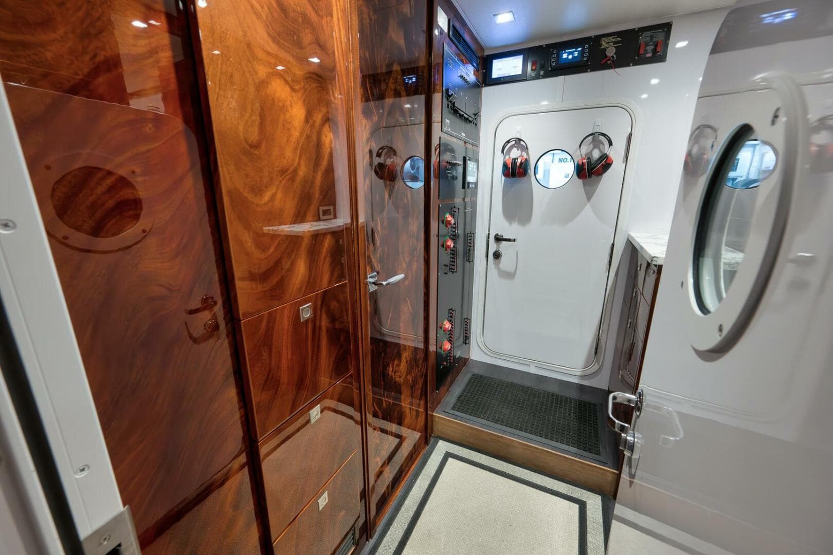 2025 Viking 90 Convertible- NIKKI BELLA- Crew Quarters