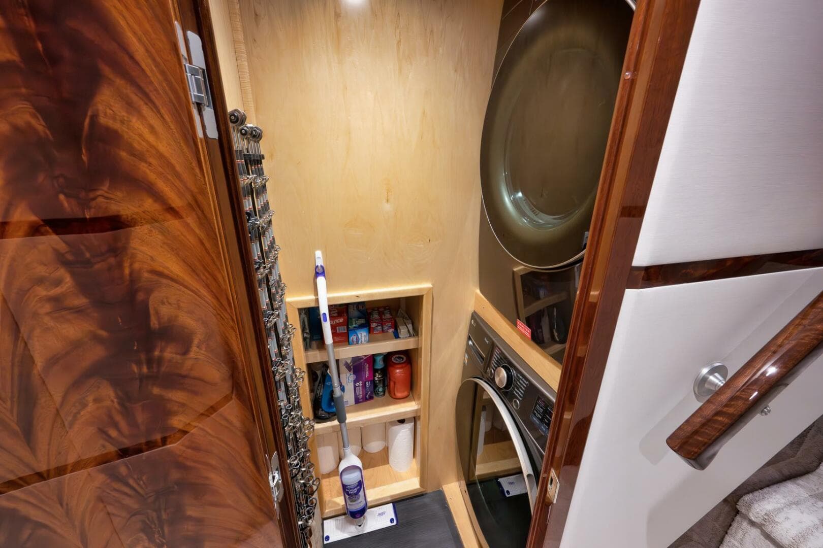 2025 Viking 90 Convertible- NIKKI BELLA- Washer/ Dryer/ Storage