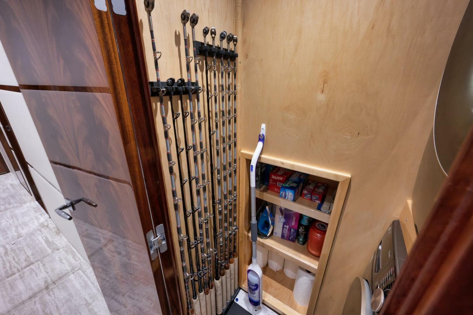 2025 Viking 90 Convertible- NIKKI BELLA- Washer/ Dryer/ Storage