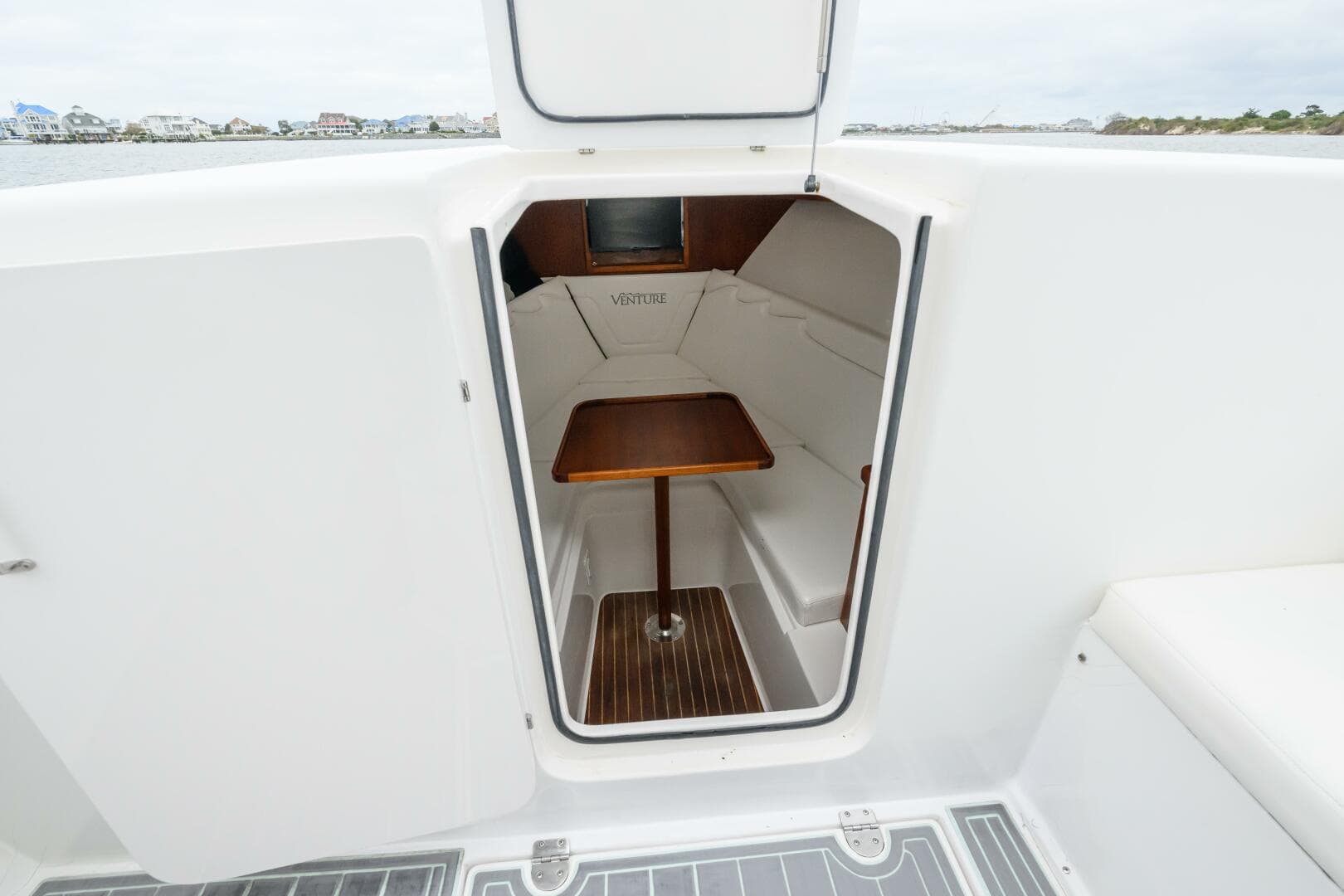2008 Venture 39 Cuddy