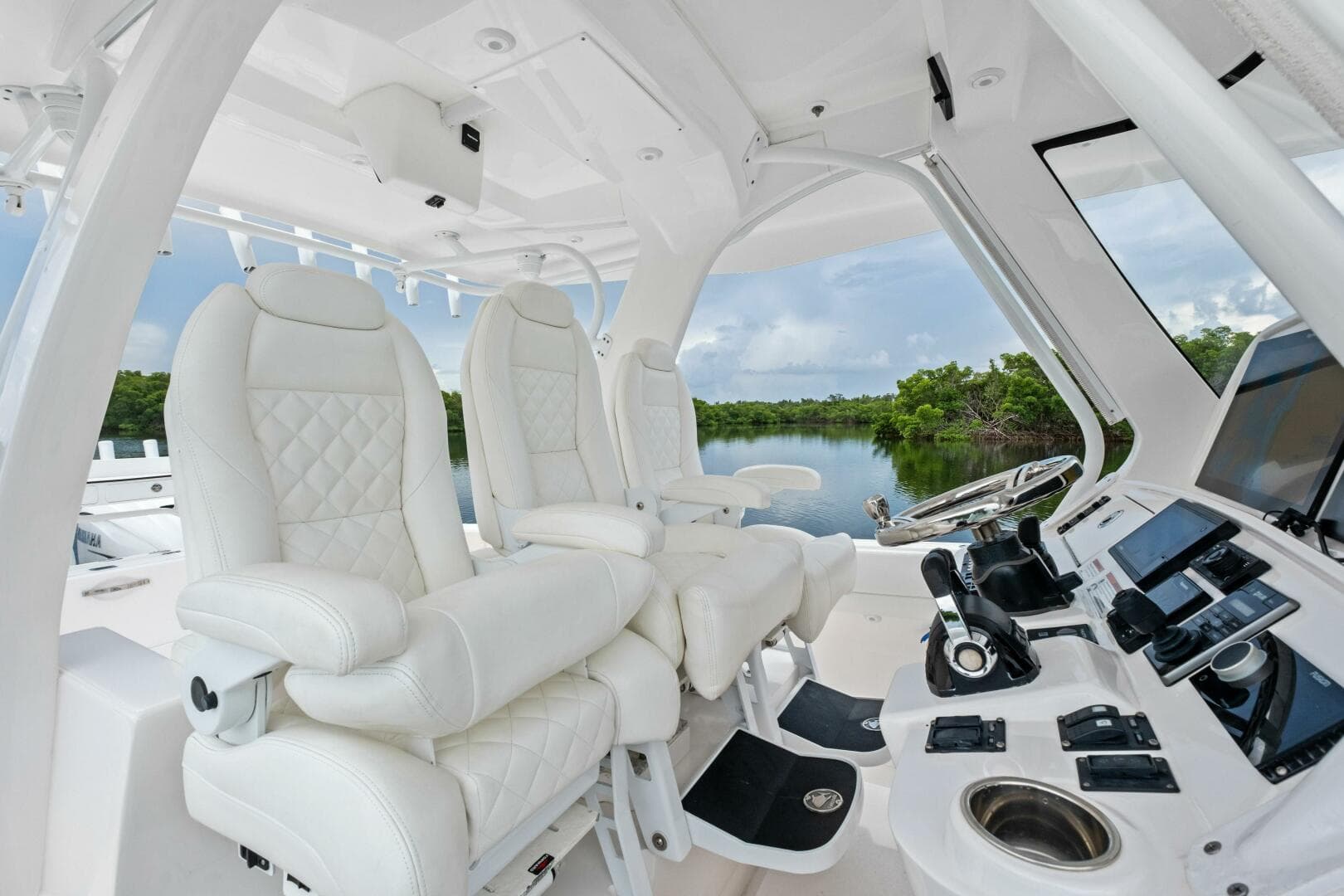 2020 Intrepid 400 CC - Helm