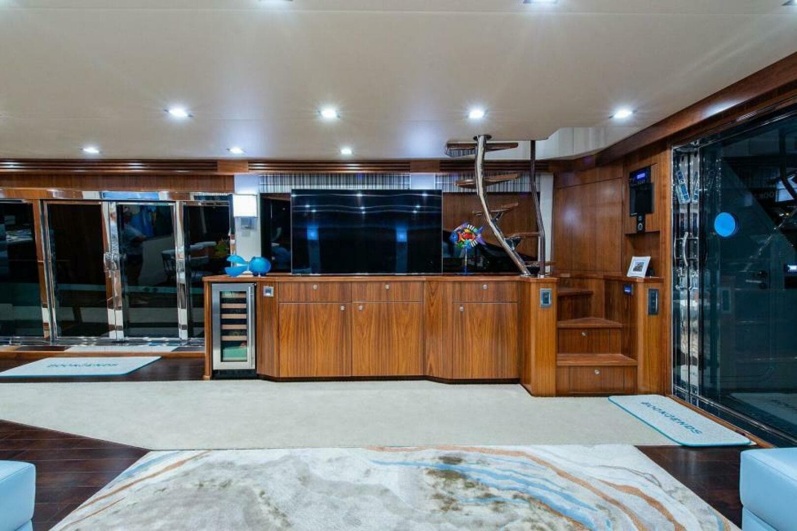 Salon Looking To Stbd.