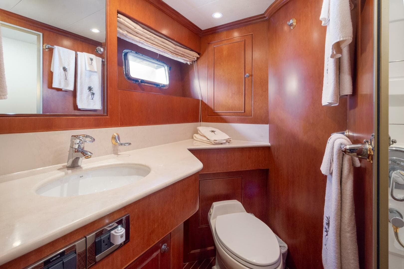 2000 Hargrave Skylounge