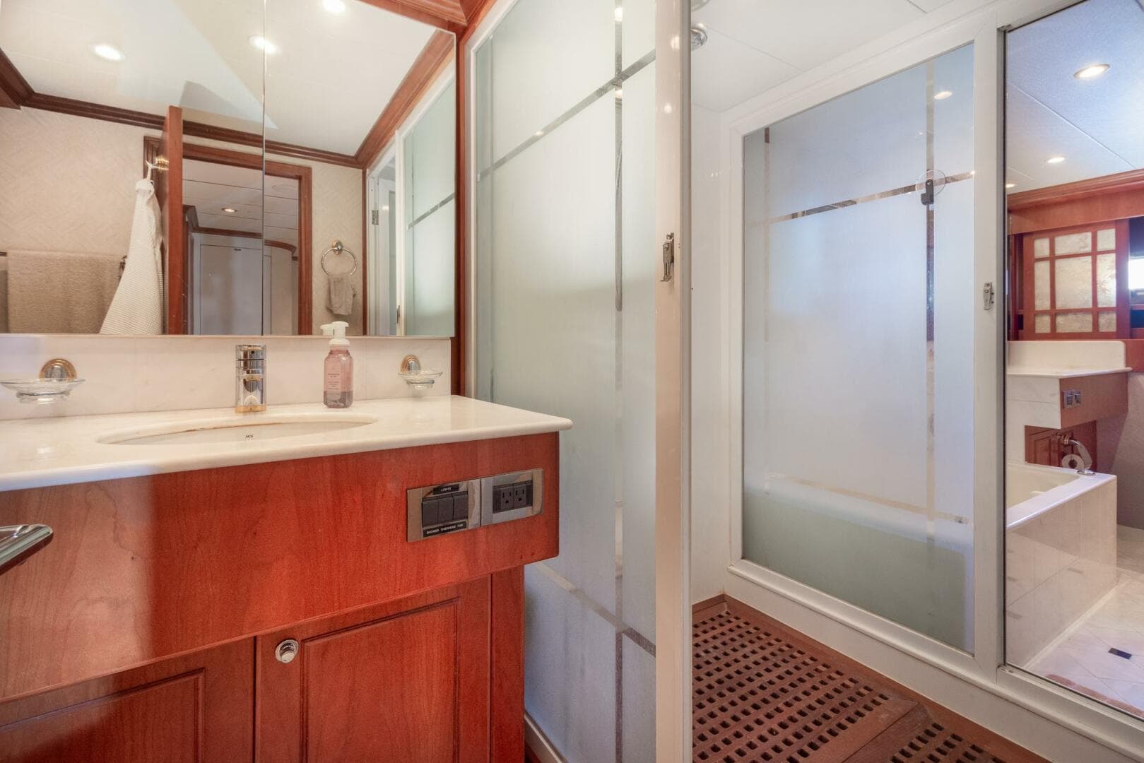 2000 Hargrave Skylounge