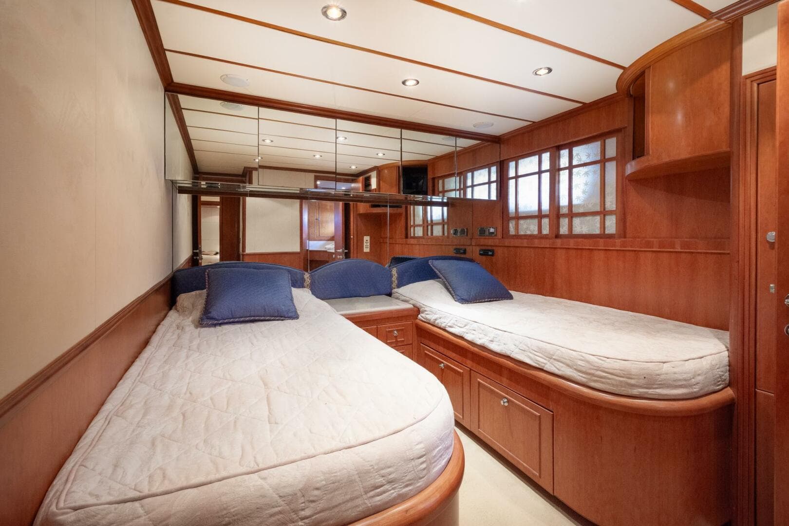 2000 Hargrave Skylounge