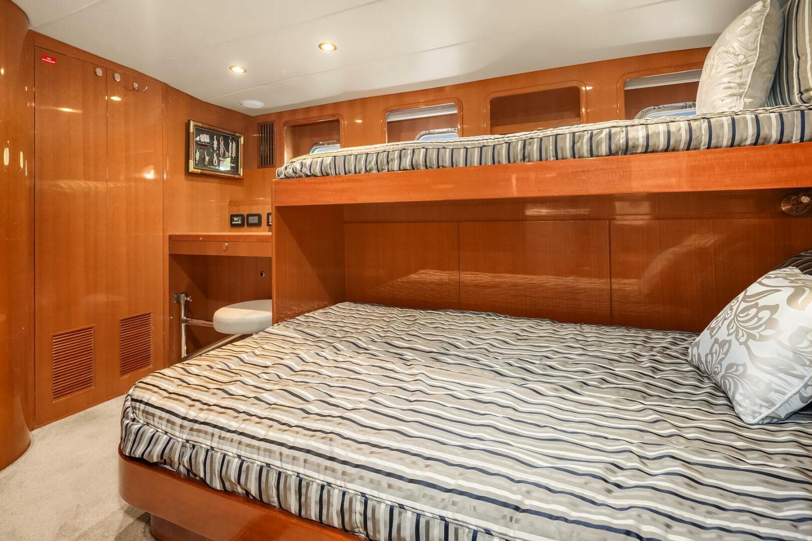 2014 Hampton 720 Skylounge LRC