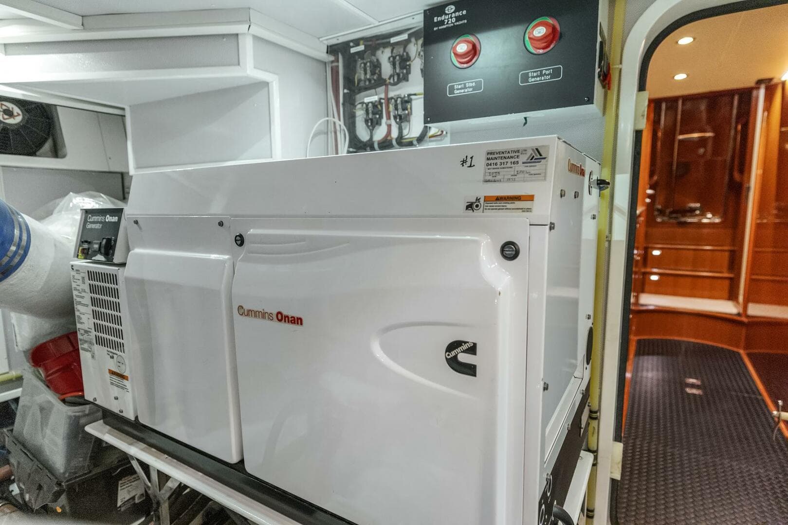 2014 Hampton 720 Skylounge LRC