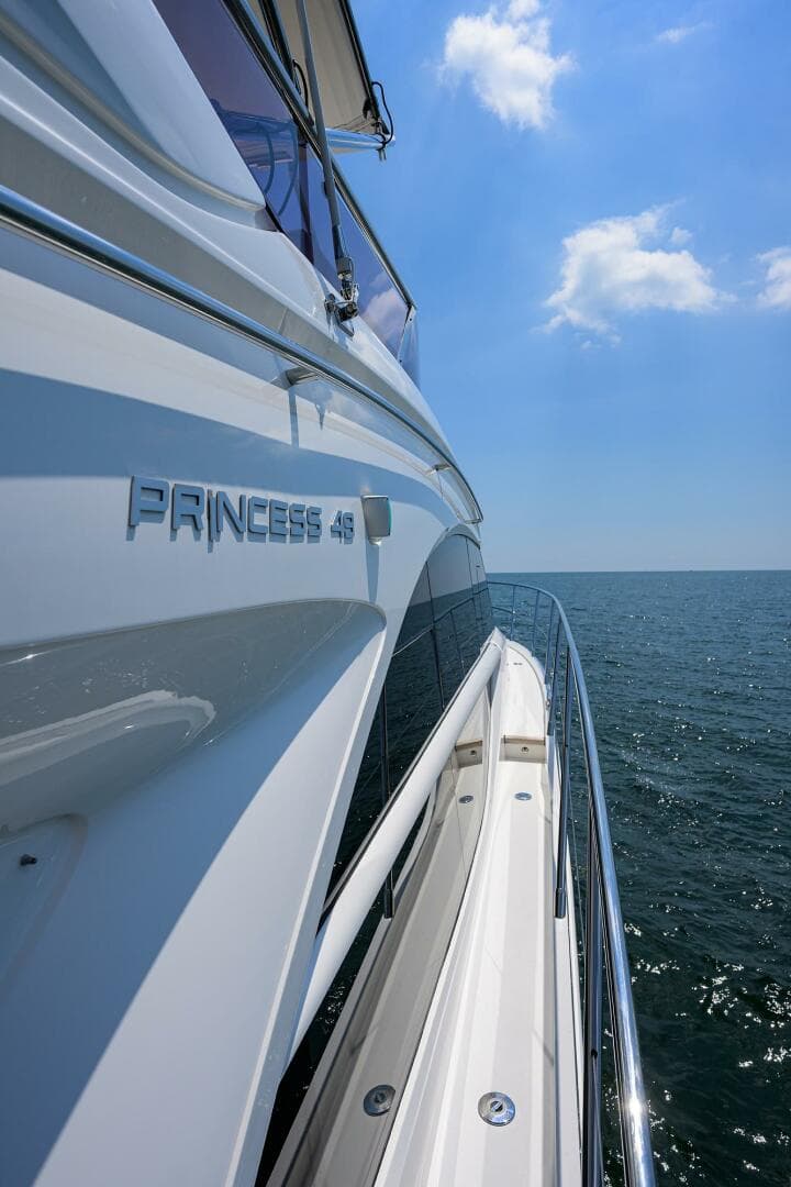 Princess F49 Chill- Companionway