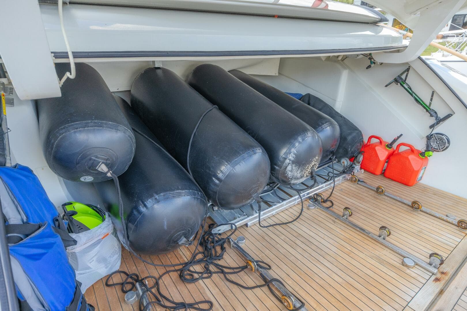 2010 Lazzara Yachts LSX 92