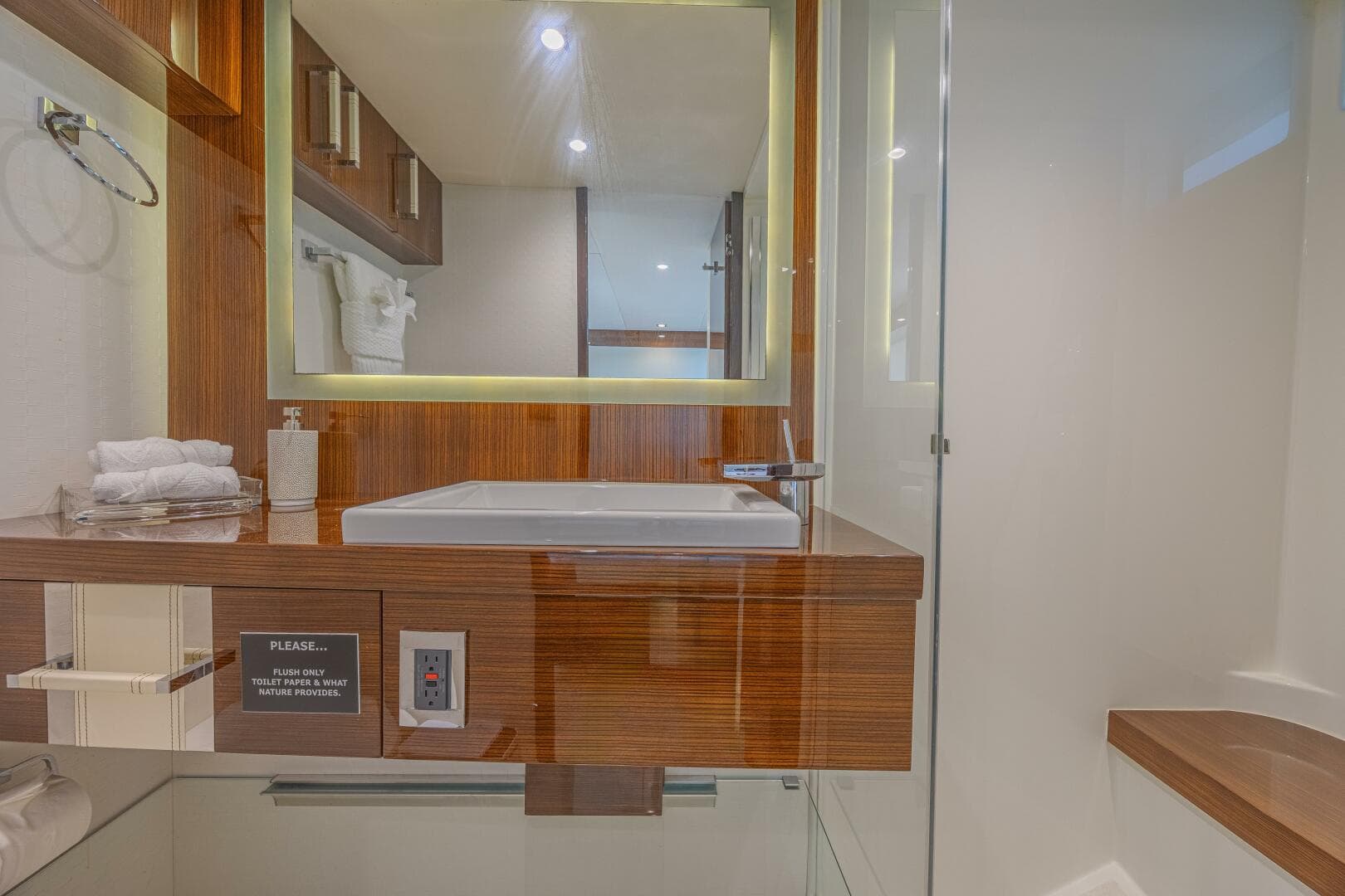 2010 Lazzara Yachts LSX 92