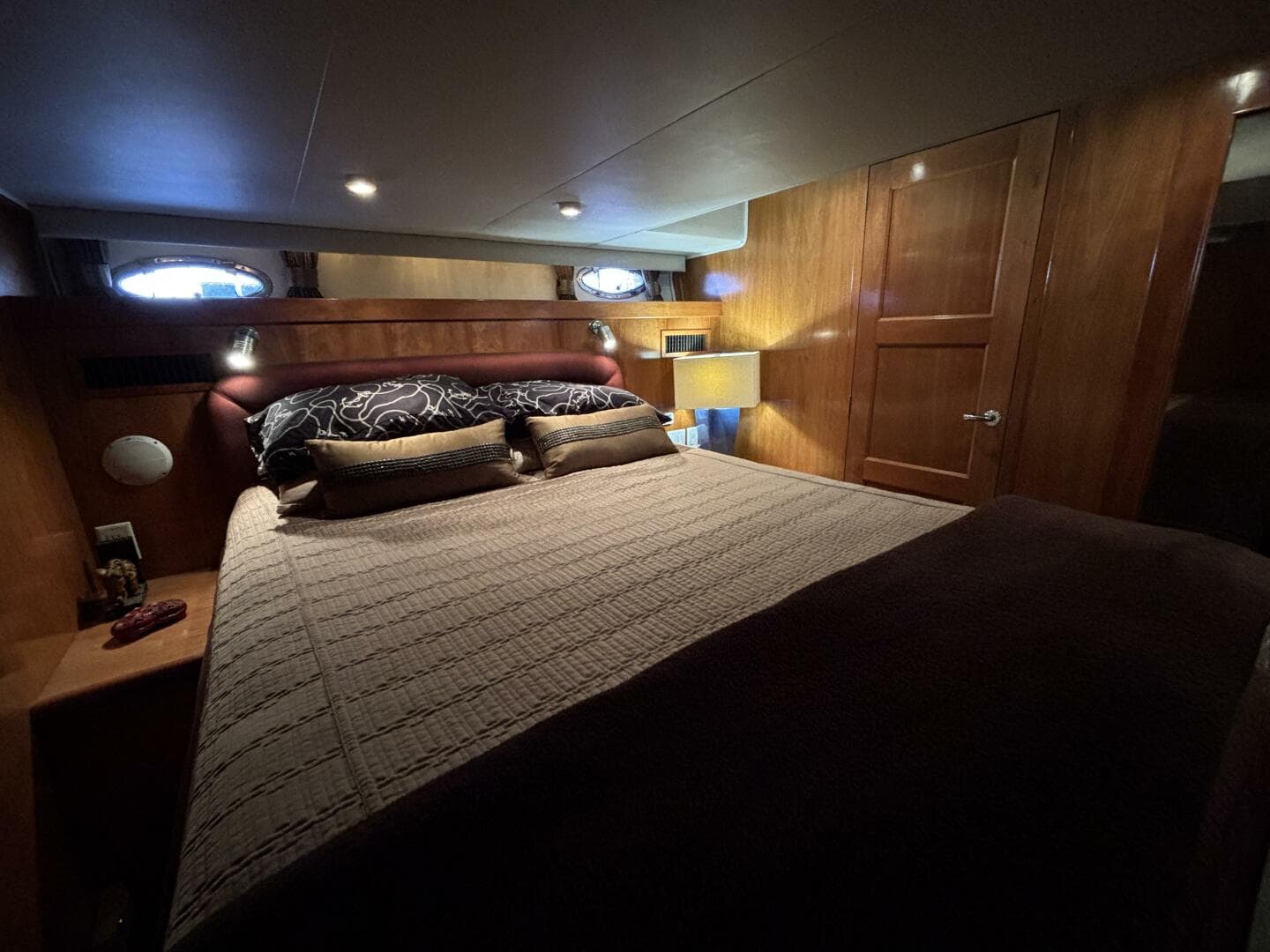 2004 Navigator 4400 pilot house