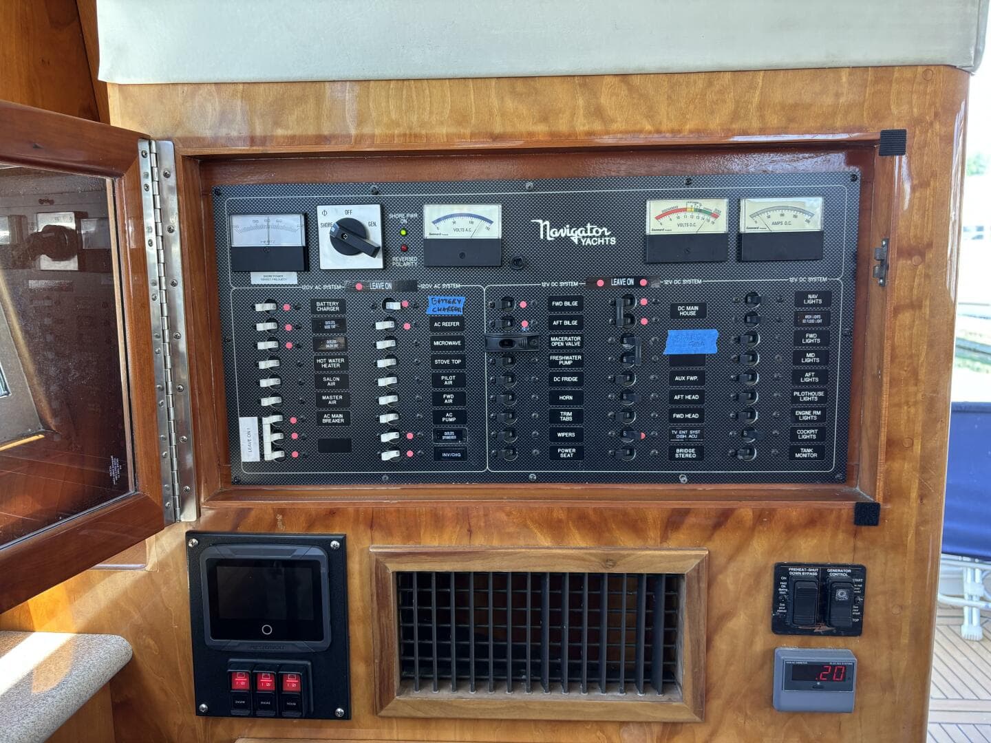 2004 Navigator 4400 pilot house