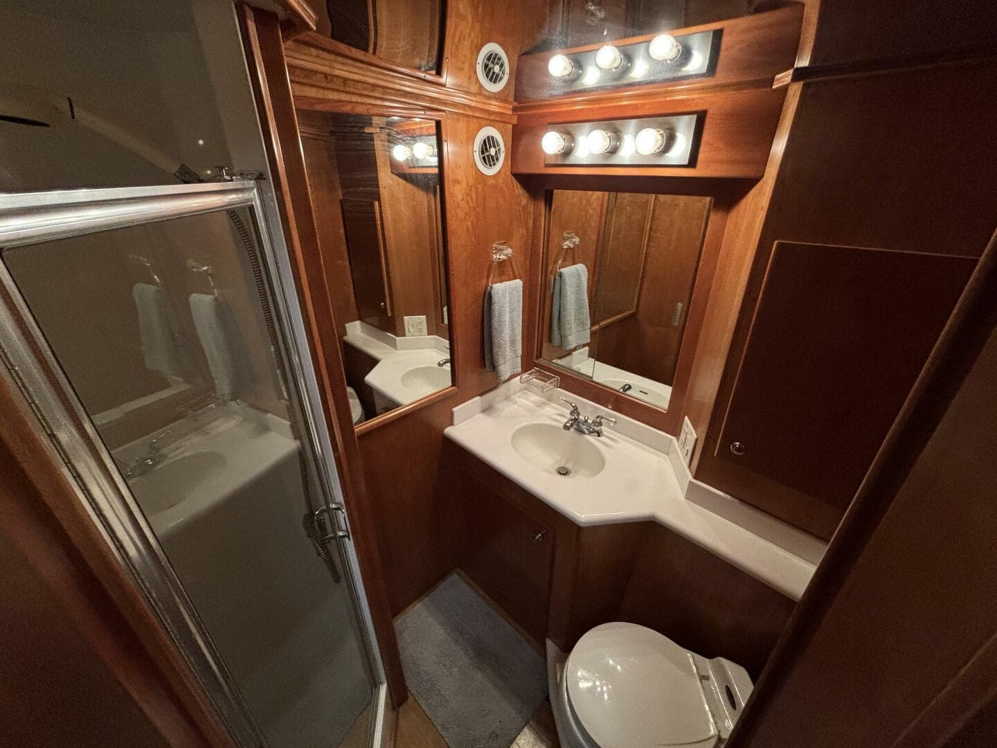 2004 Navigator 4400 pilot house