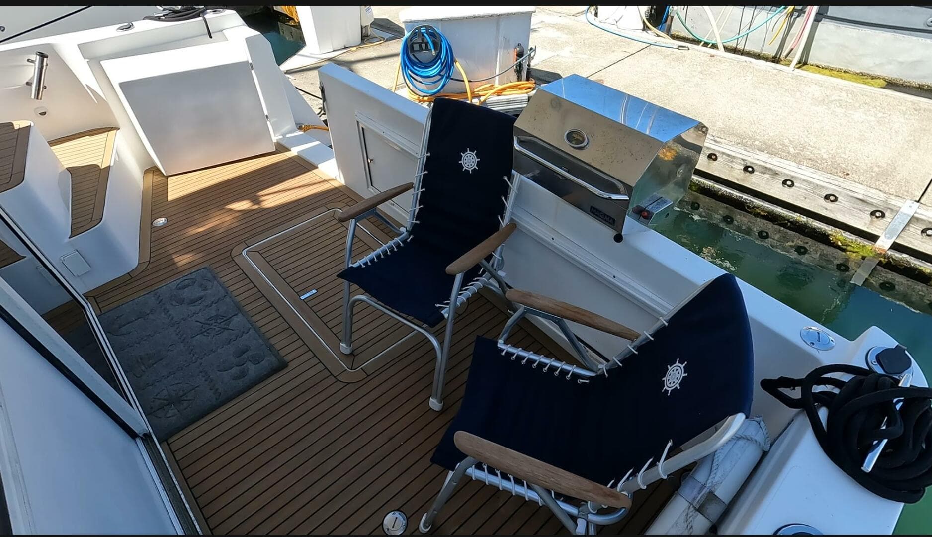 2004 Navigator 4400 pilot house