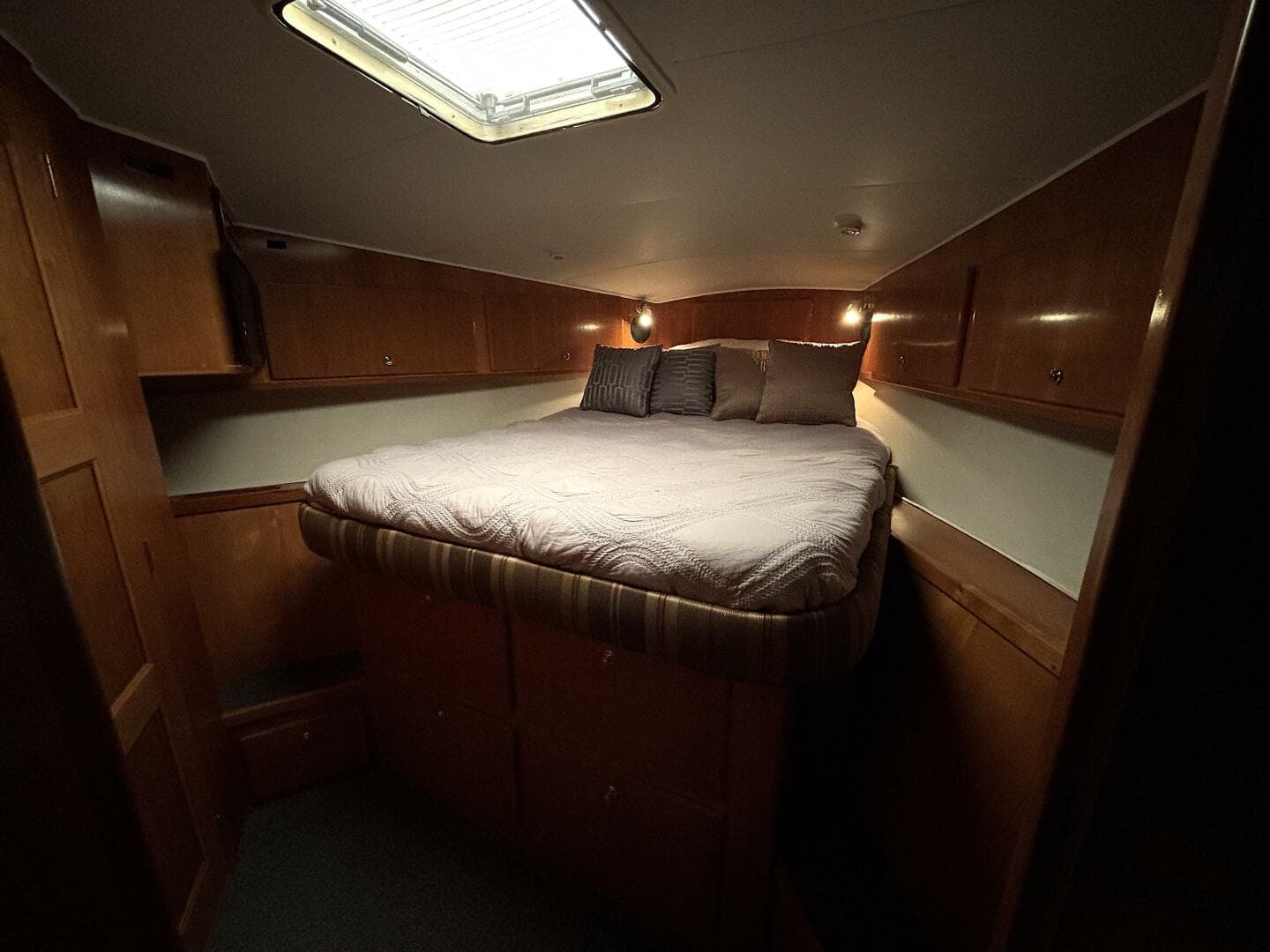 2004 Navigator 4400 pilot house