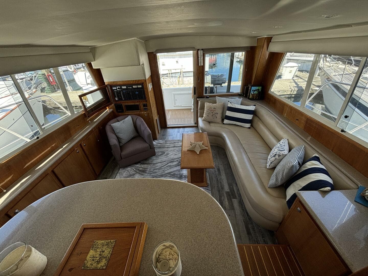 2004 Navigator 4400 pilot house