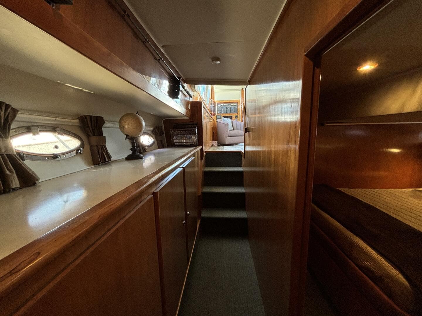 2004 Navigator 4400 pilot house