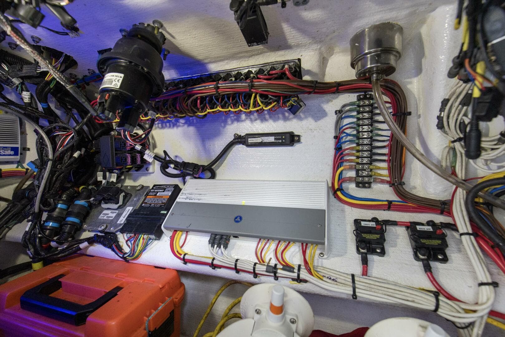 2020 Invincible 39 Open Fisherman Center Console Area (1)