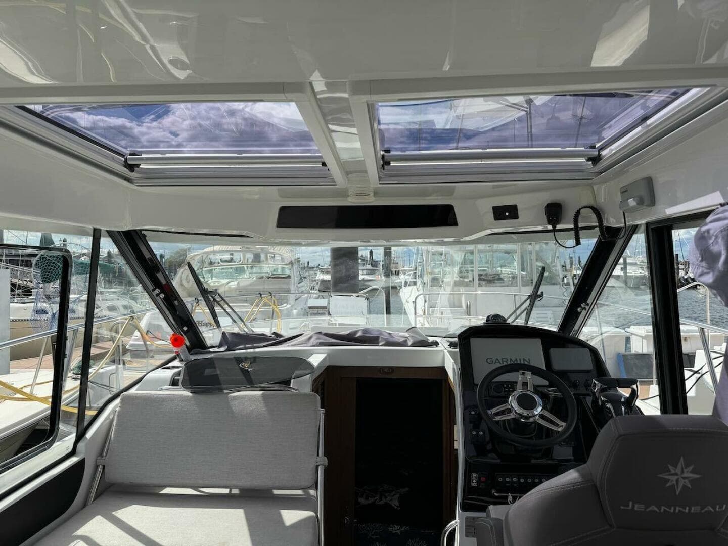 2021 Jeanneau NC 895