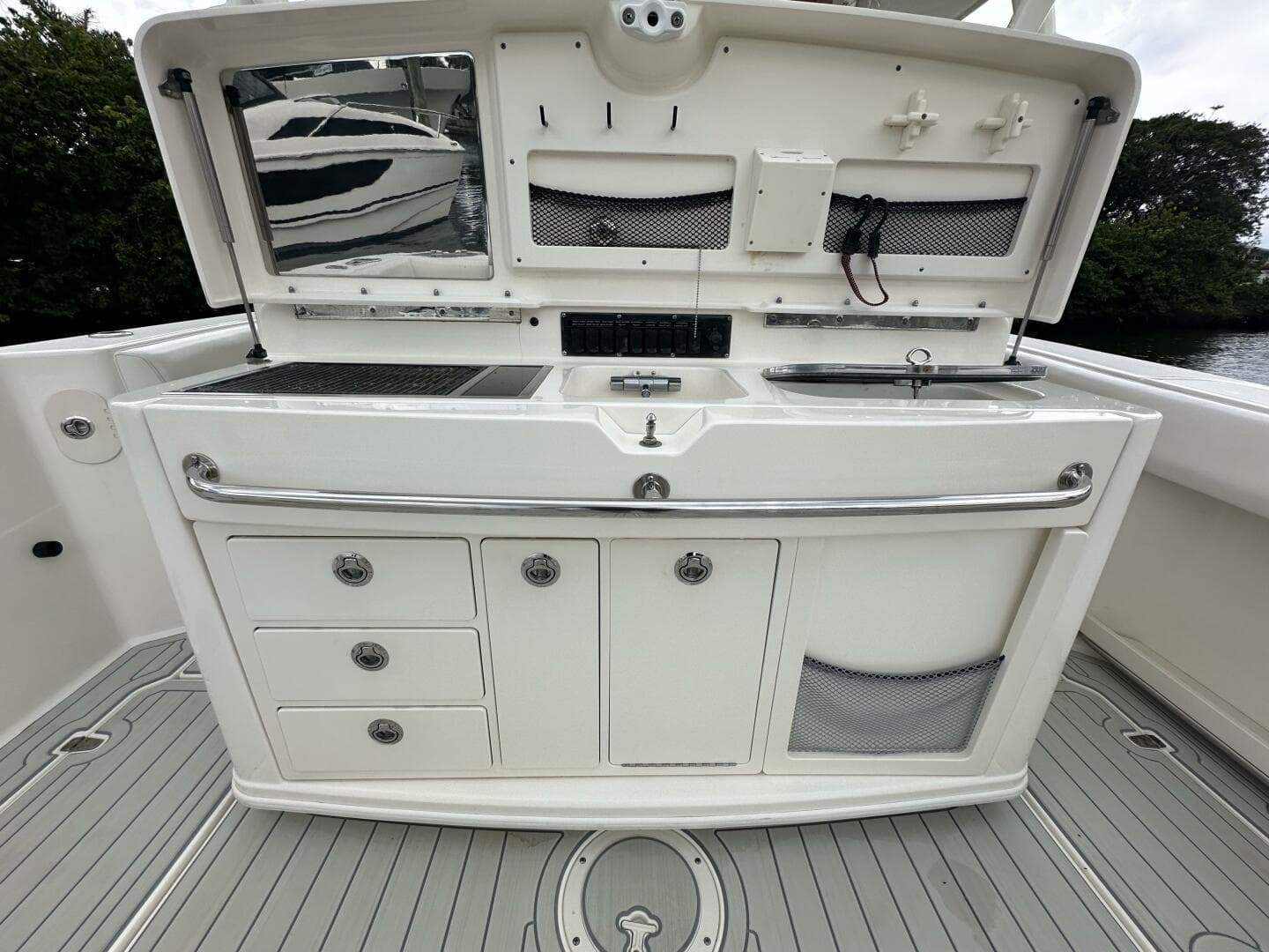 2015 Boston Whaler 370 Outrage
