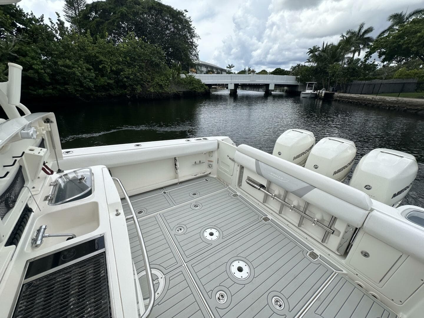 2015 Boston Whaler 370 Outrage