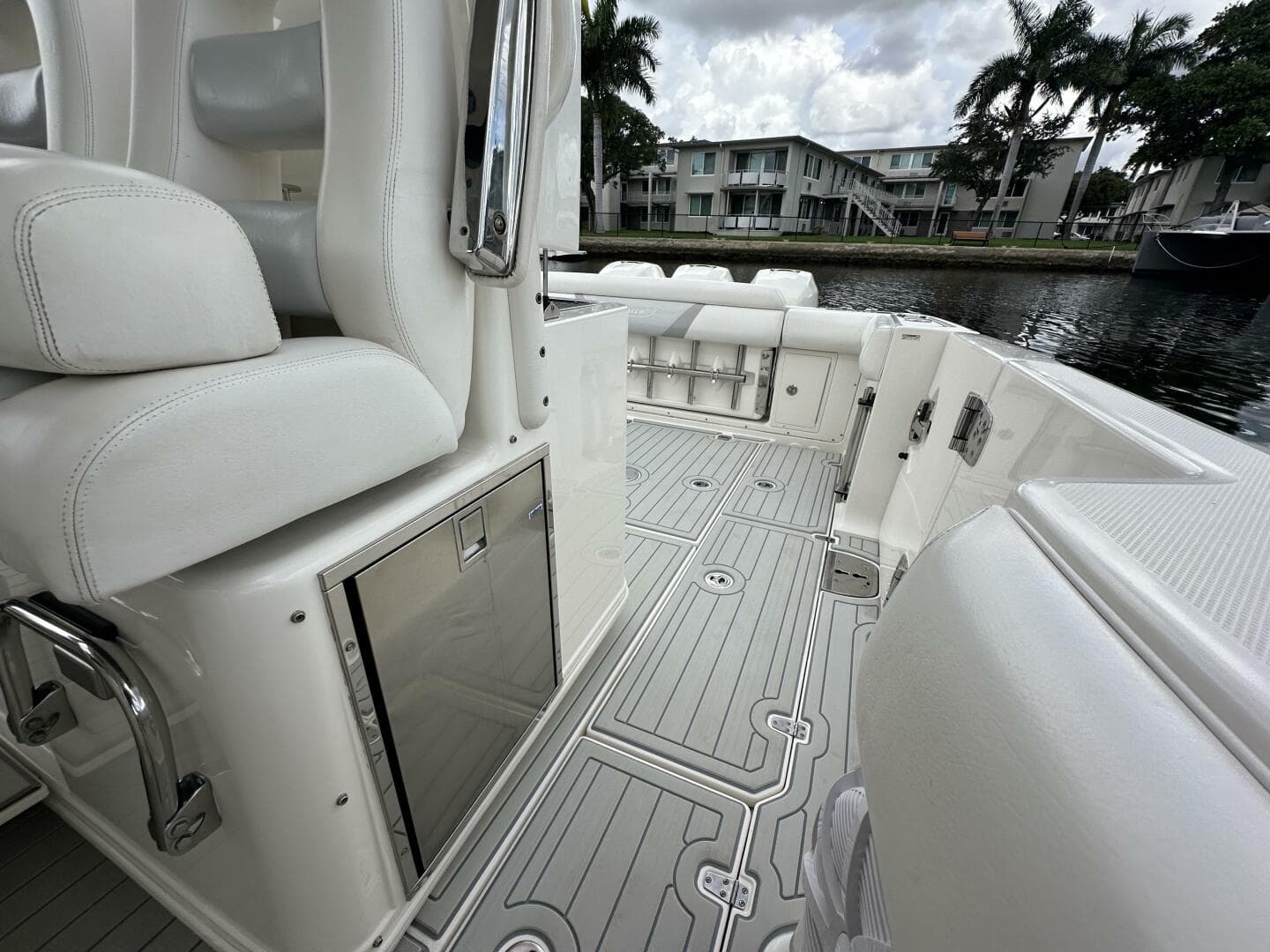 2015 Boston Whaler 370 Outrage