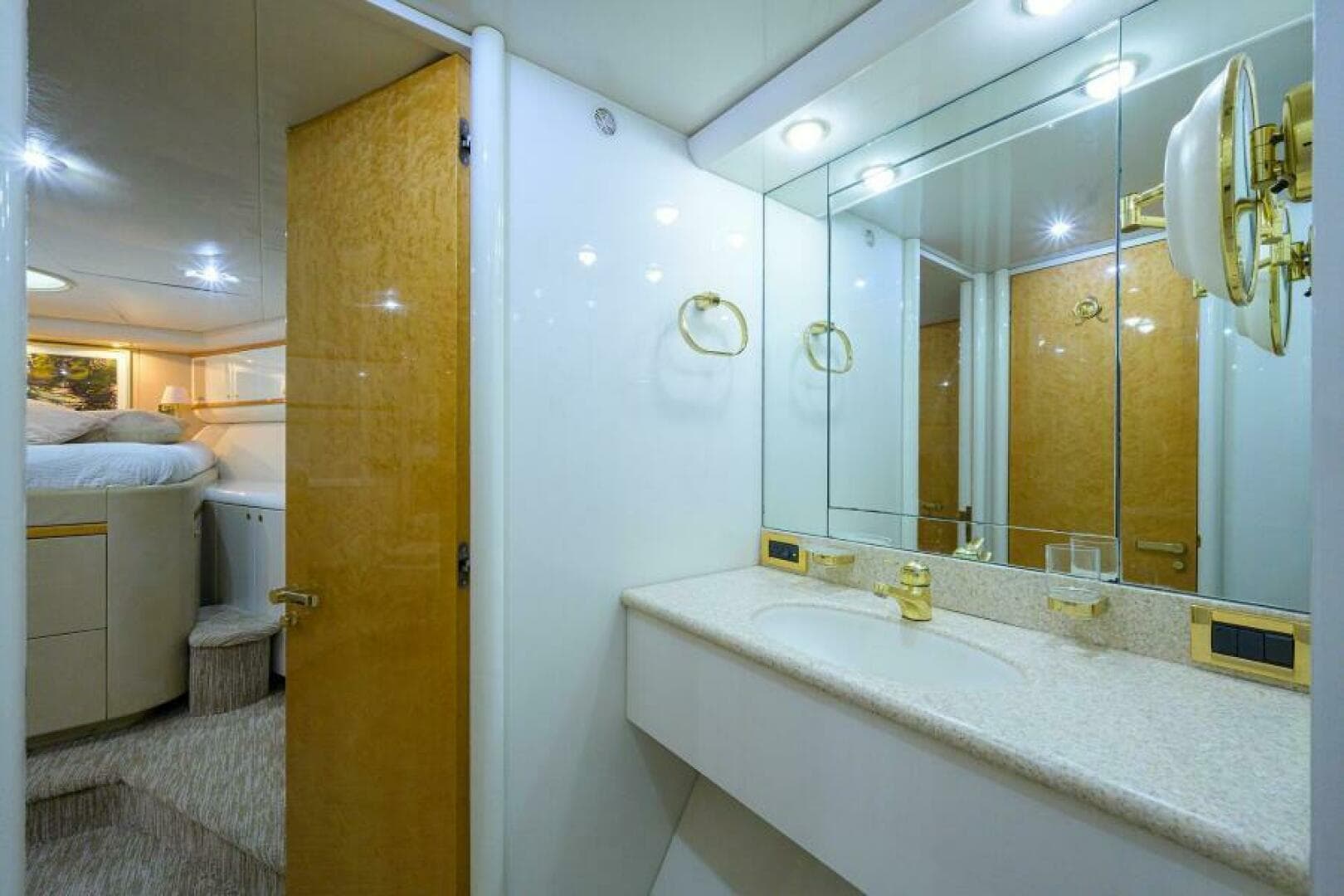 Lazzara 80 LOST TEXAN - Forward Head