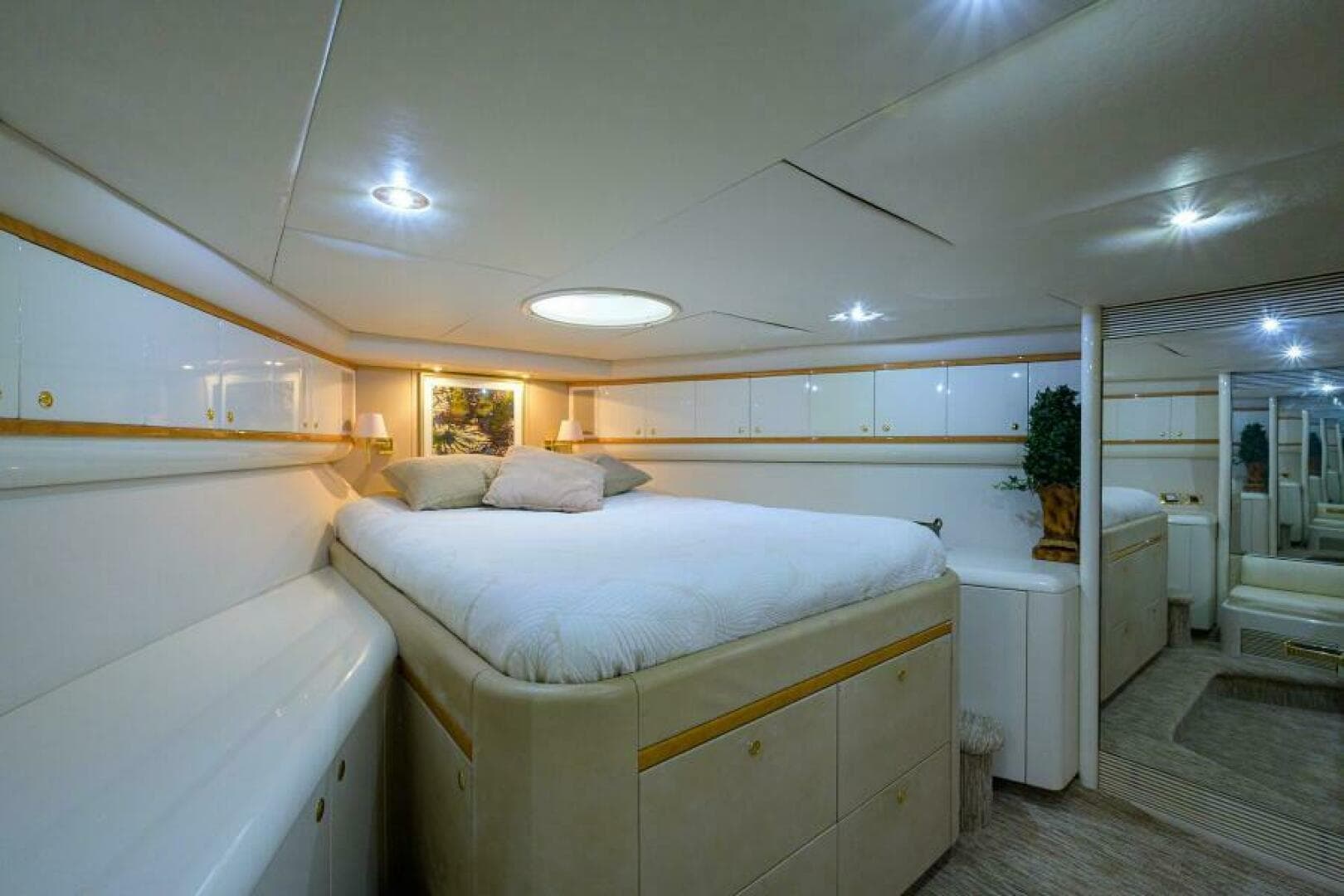 Lazzara 80 LOST TEXAN - Forward Stateroom