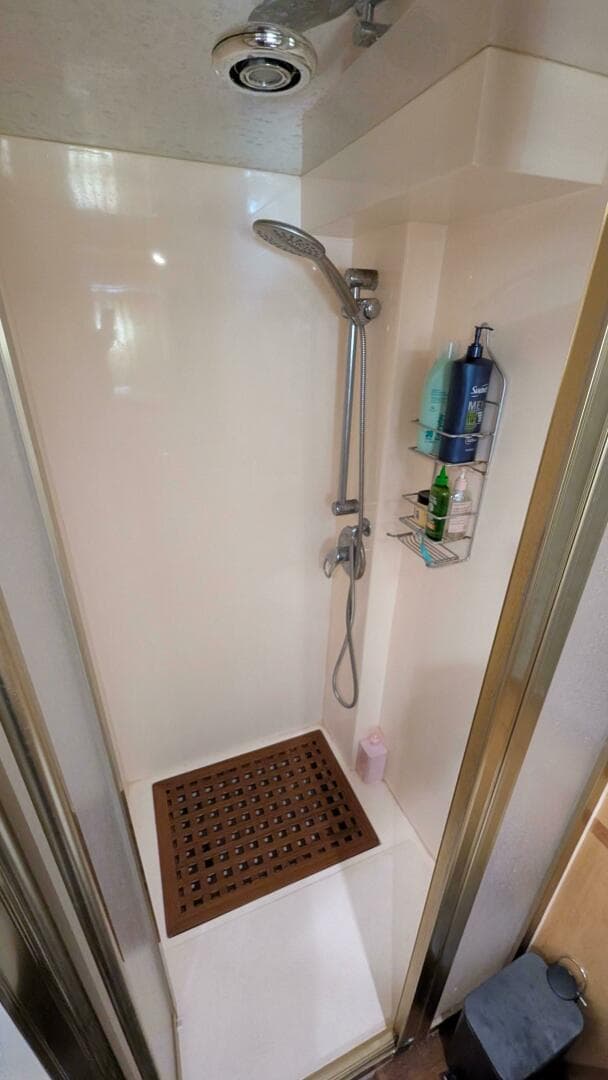 2004 Johnson Motor Yacht