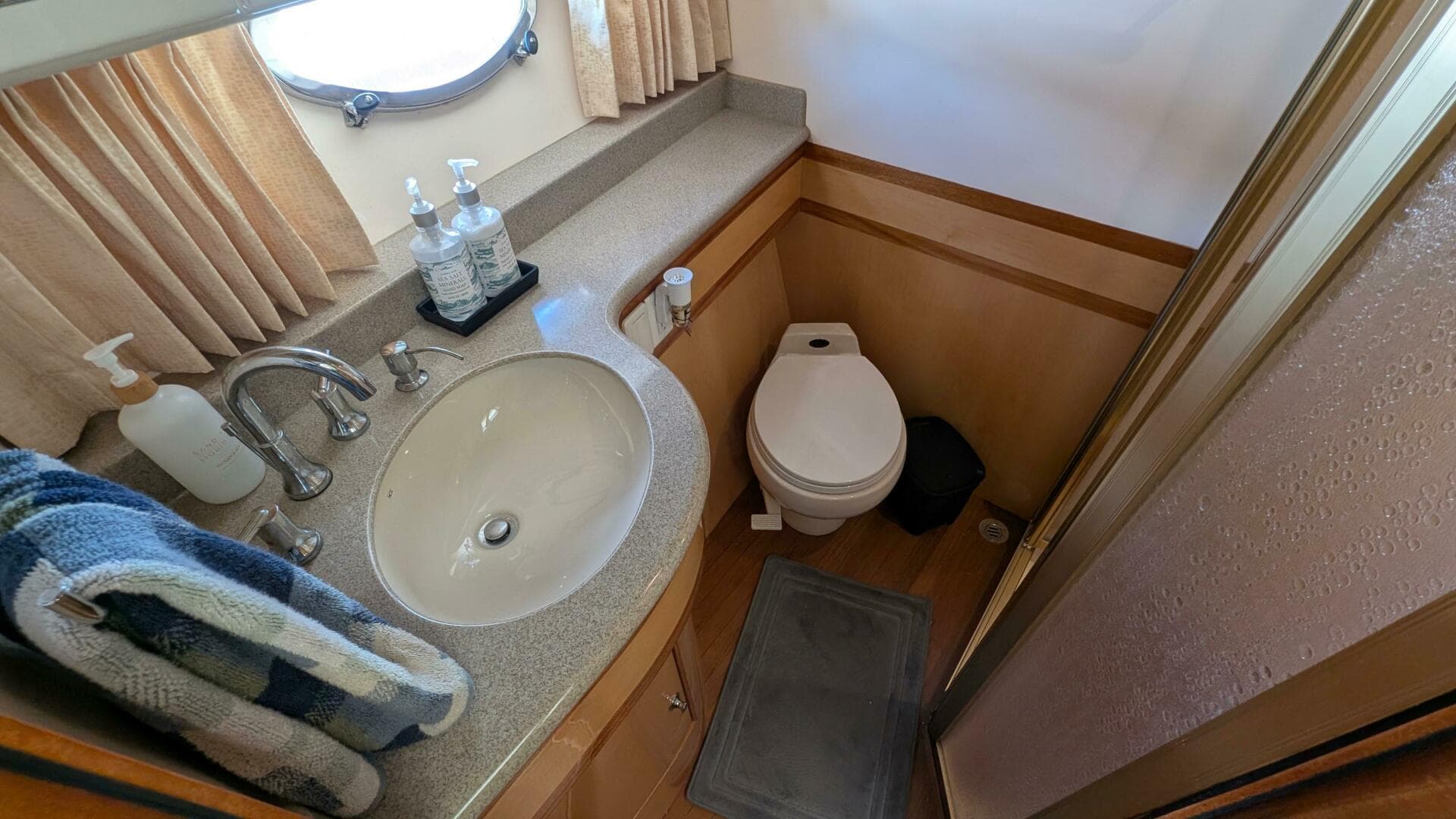 2004 Johnson Motor Yacht