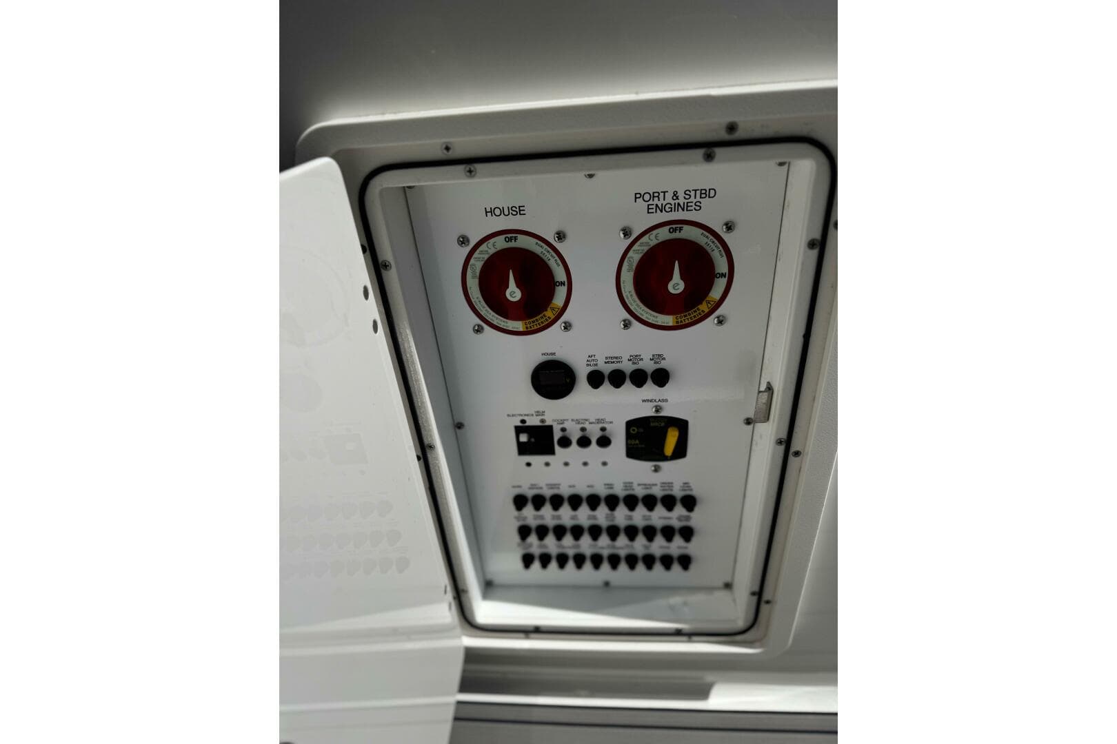 2023 Pursuit DC 266 Dual Console