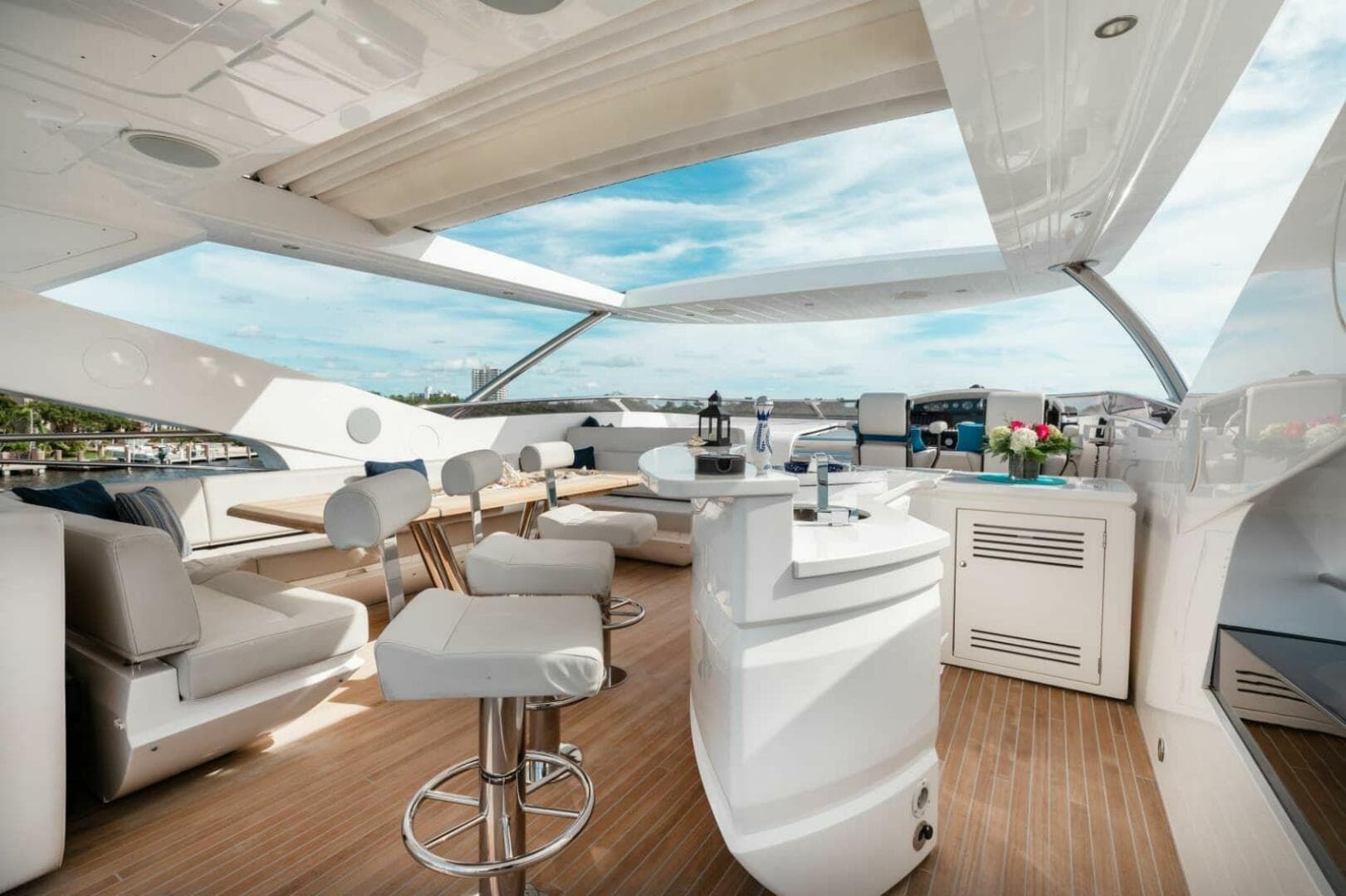 2018 Sunseeker 95 yacht