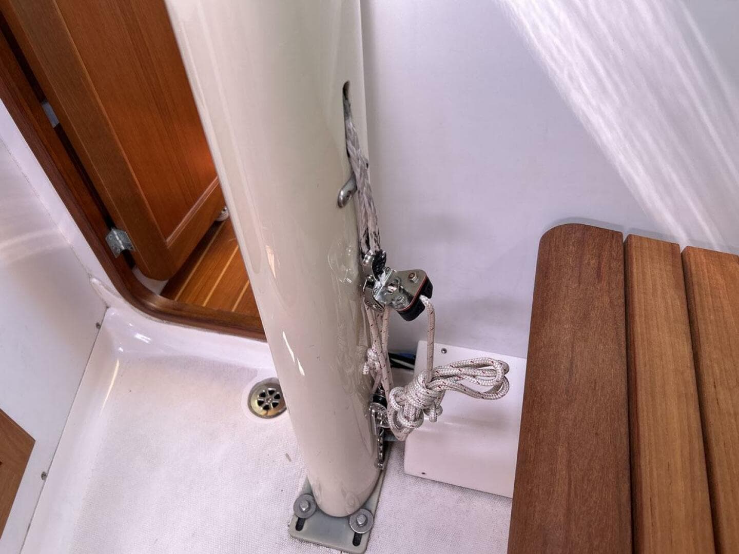 GALLUP, 2011 Alerion 33