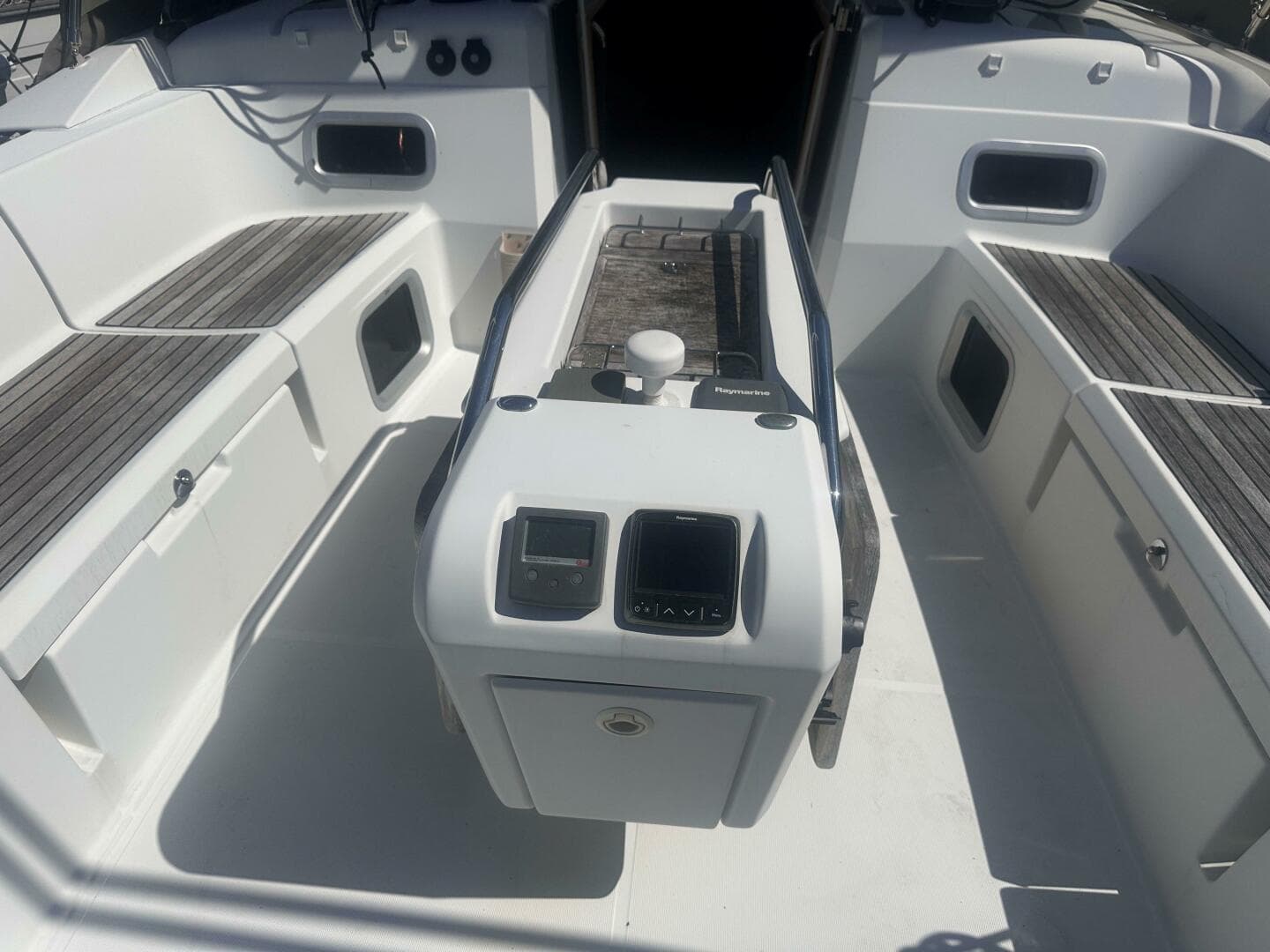 1004 SO509 Cockpit Table