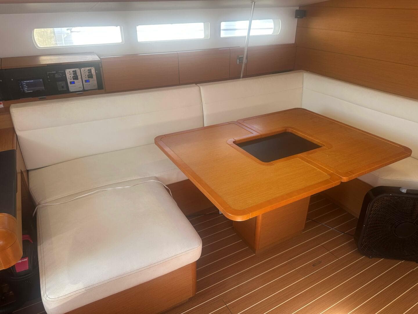 1027 SO509 Salon Dinette