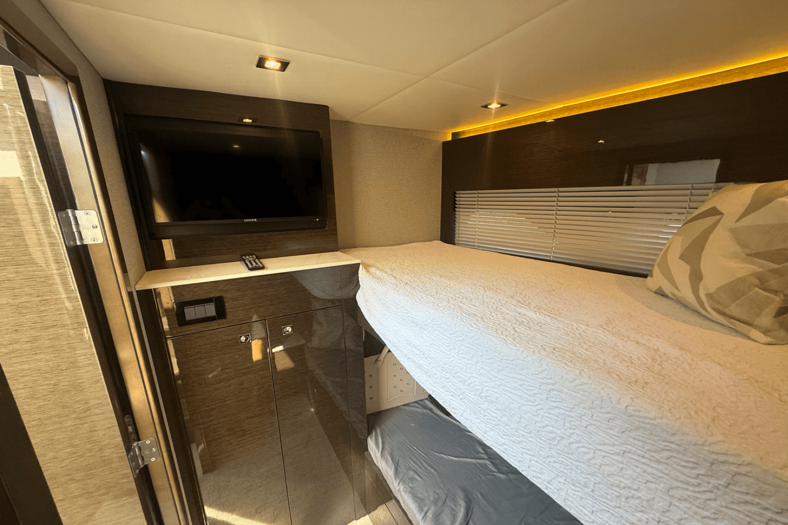 2020 Cruisers Yachts 50 CANTIUS