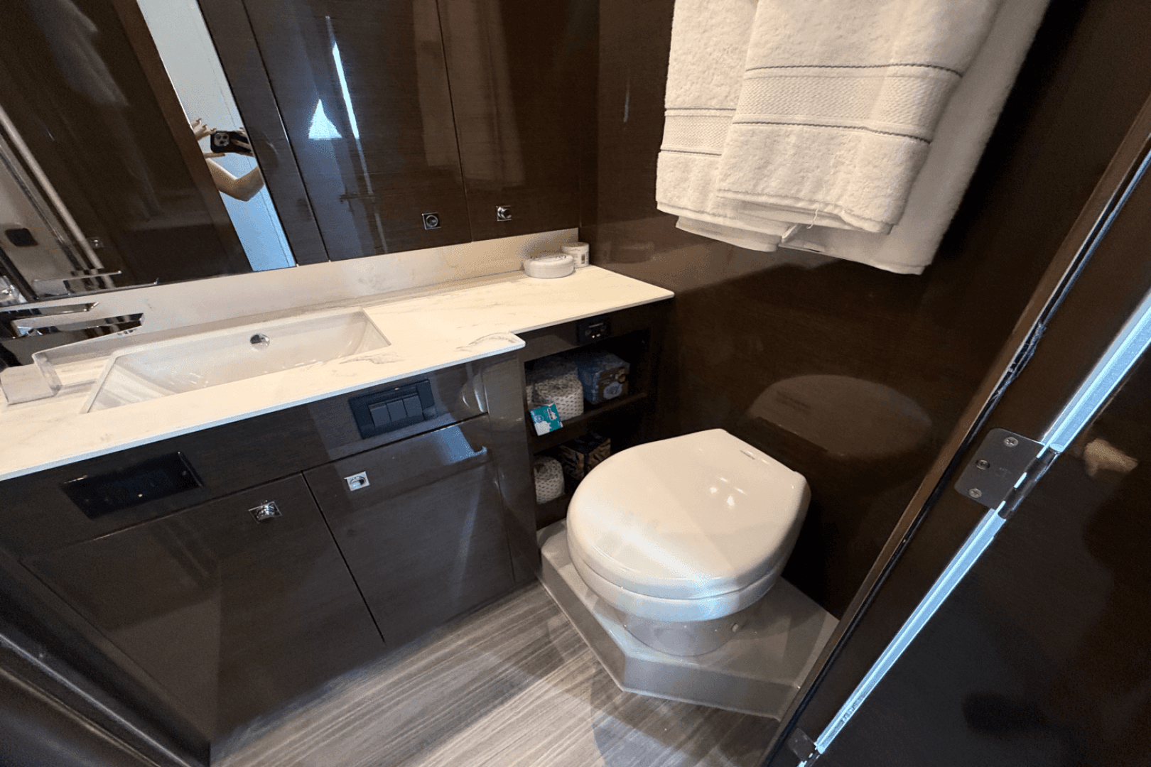 2020 Cruisers Yachts 50 CANTIUS