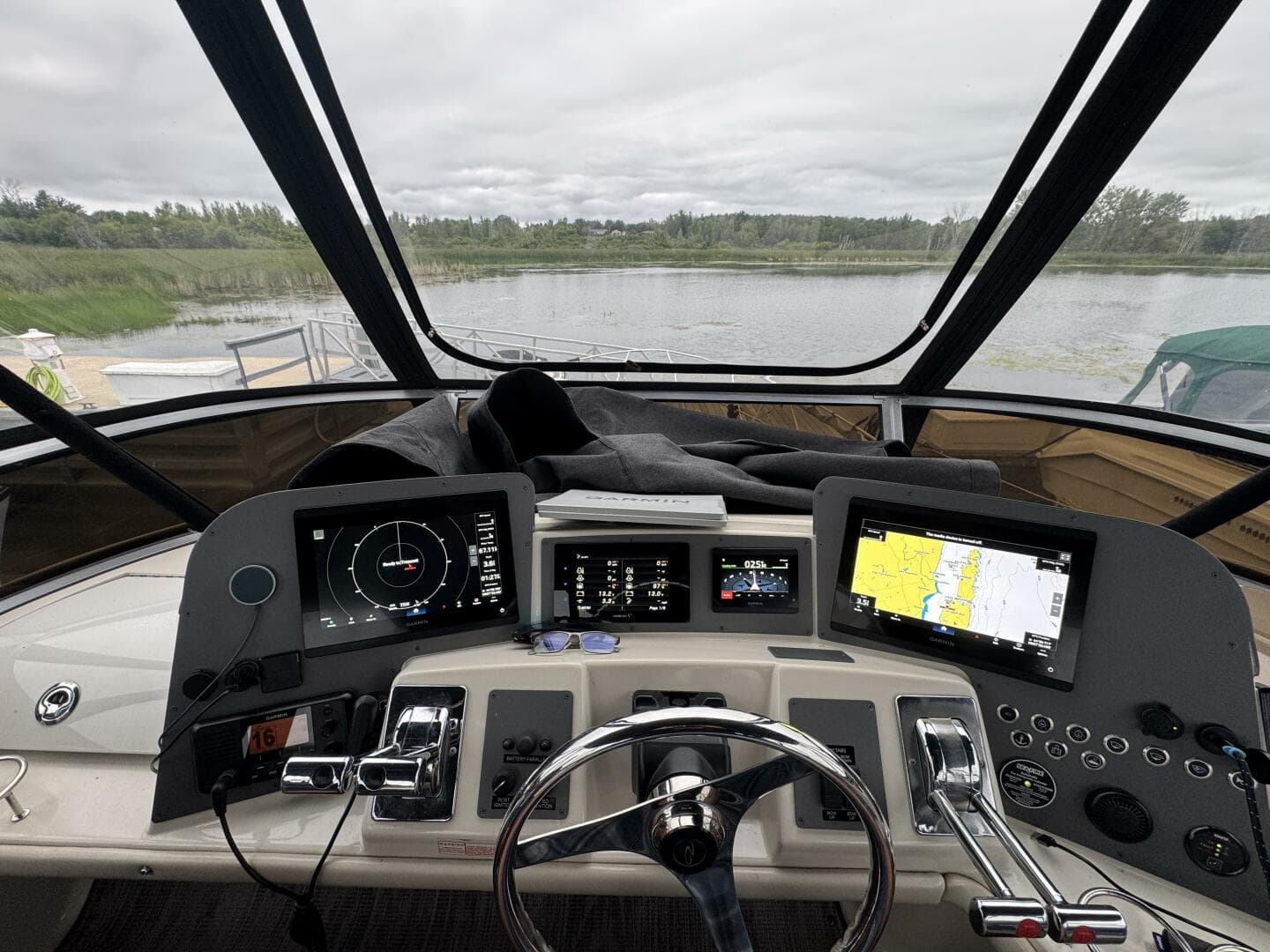 2001 Regal 3780 Commodore