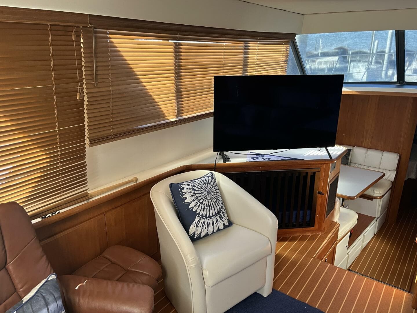 Carver 440 Aft Cabin