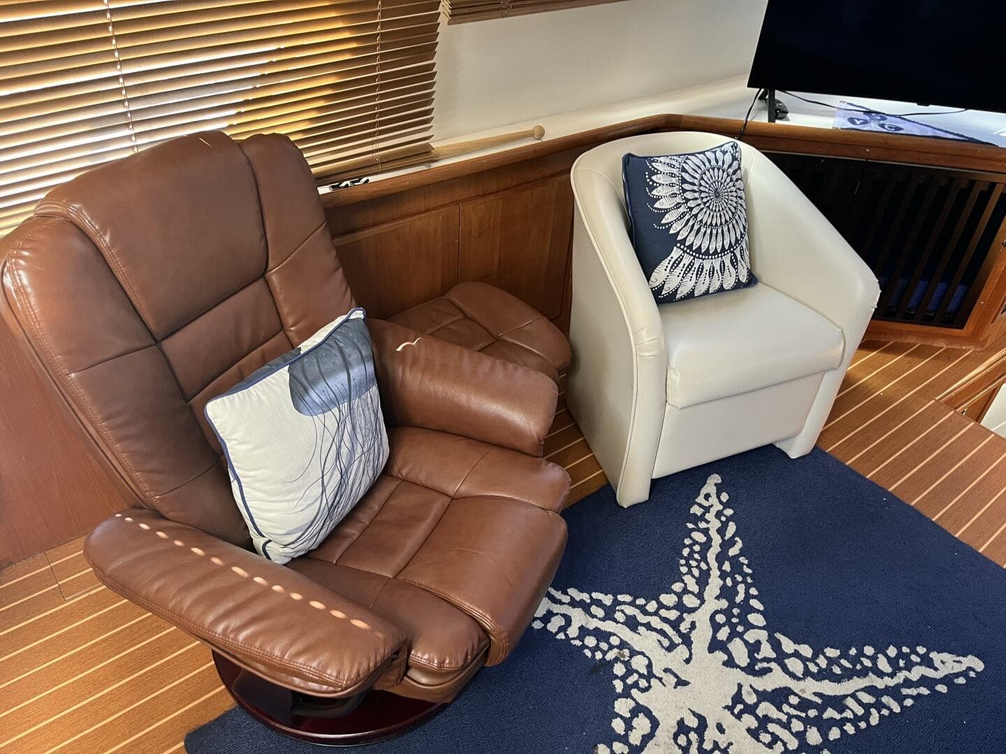 Carver 440 Aft Cabin