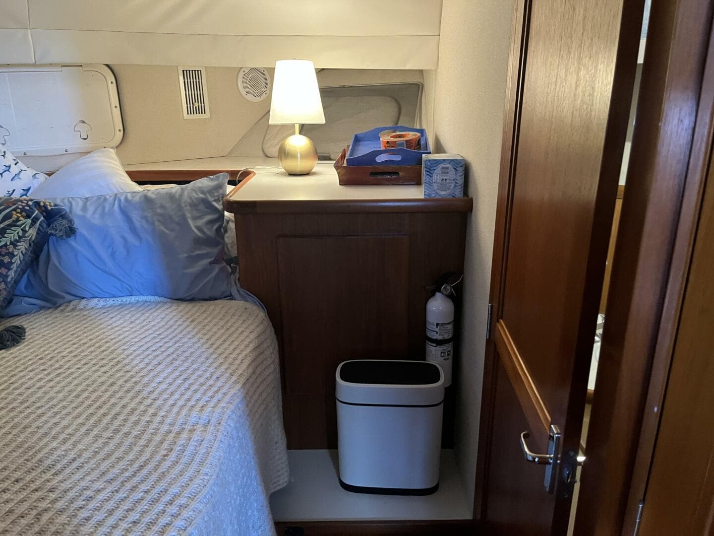 Carver 440 Aft Cabin