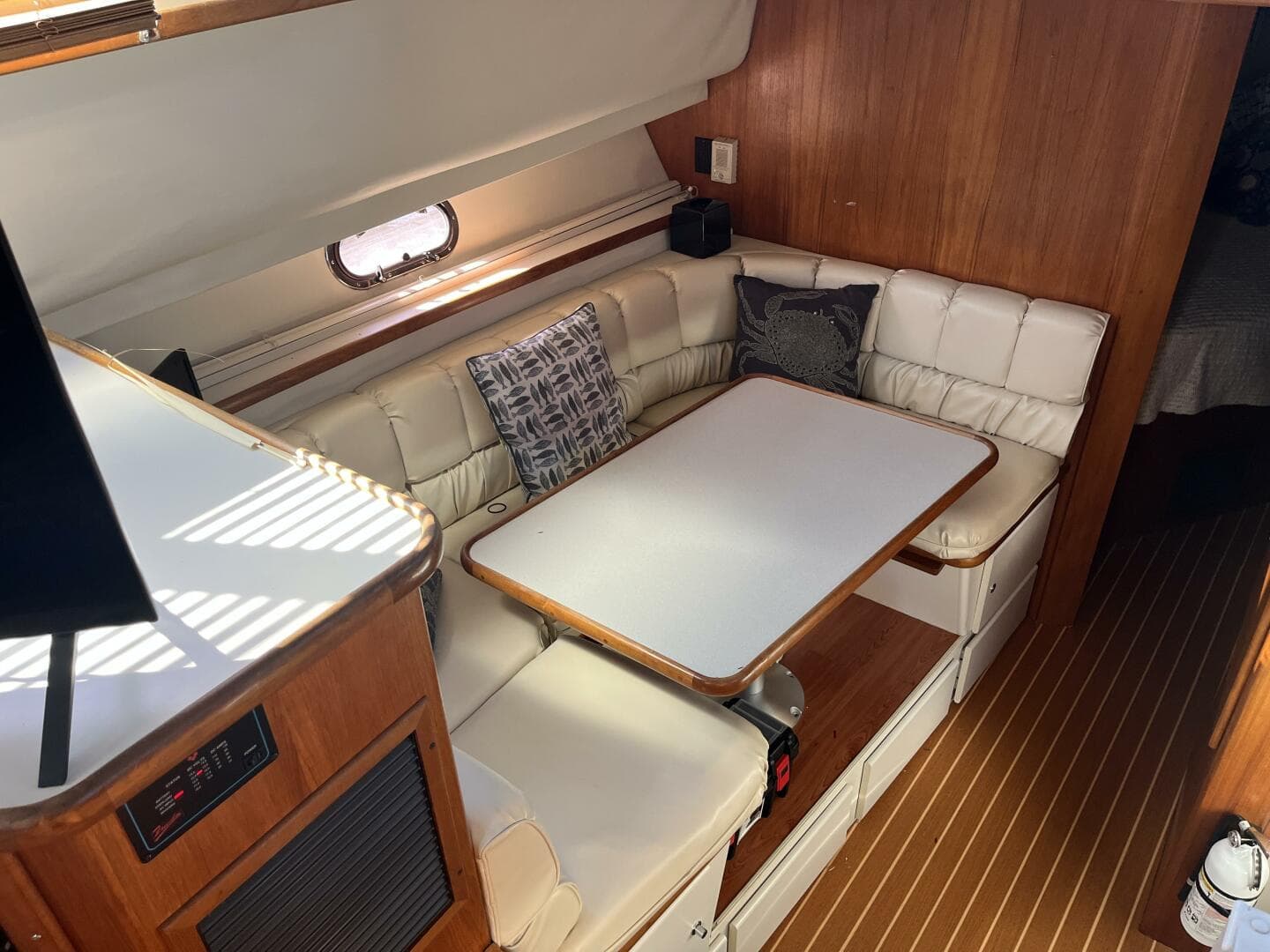 Carver 440 Aft Cabin