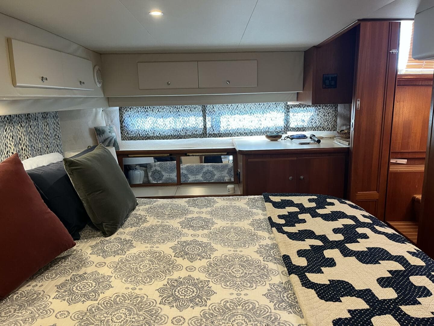Carver 440 Aft Cabin