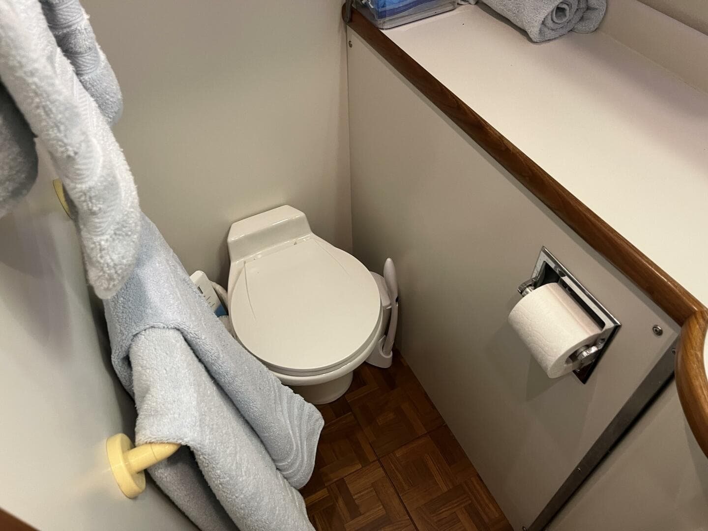 Carver 440 Aft Cabin