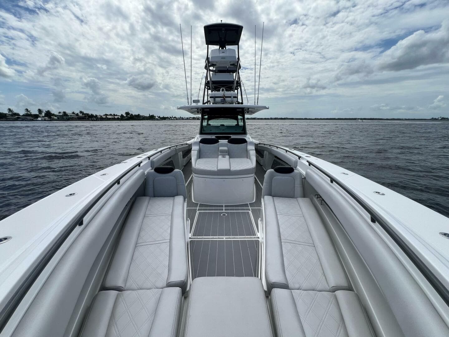 HCB 53 Title Wave - Bow