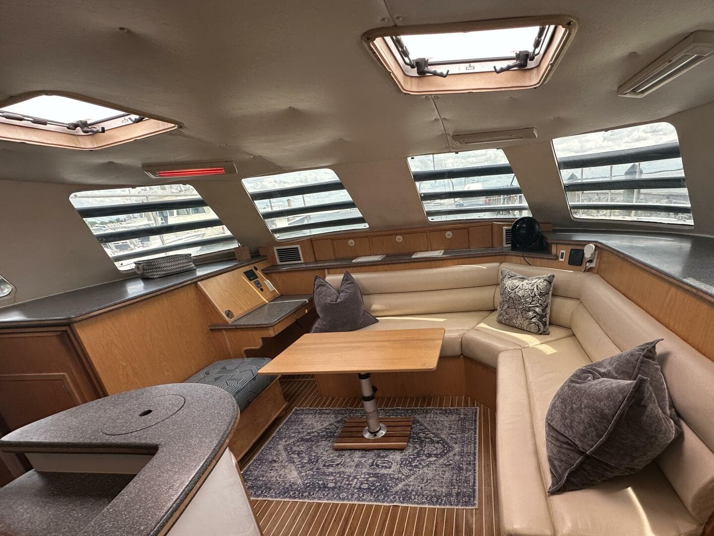 2007 Manta 44 Power Cat 'Lah De Dah' - Dinette